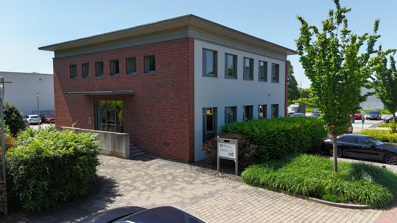 Das FinanzHaus Bocholt mit Eingang und Firmenschild an der Müller-Armack-Straße