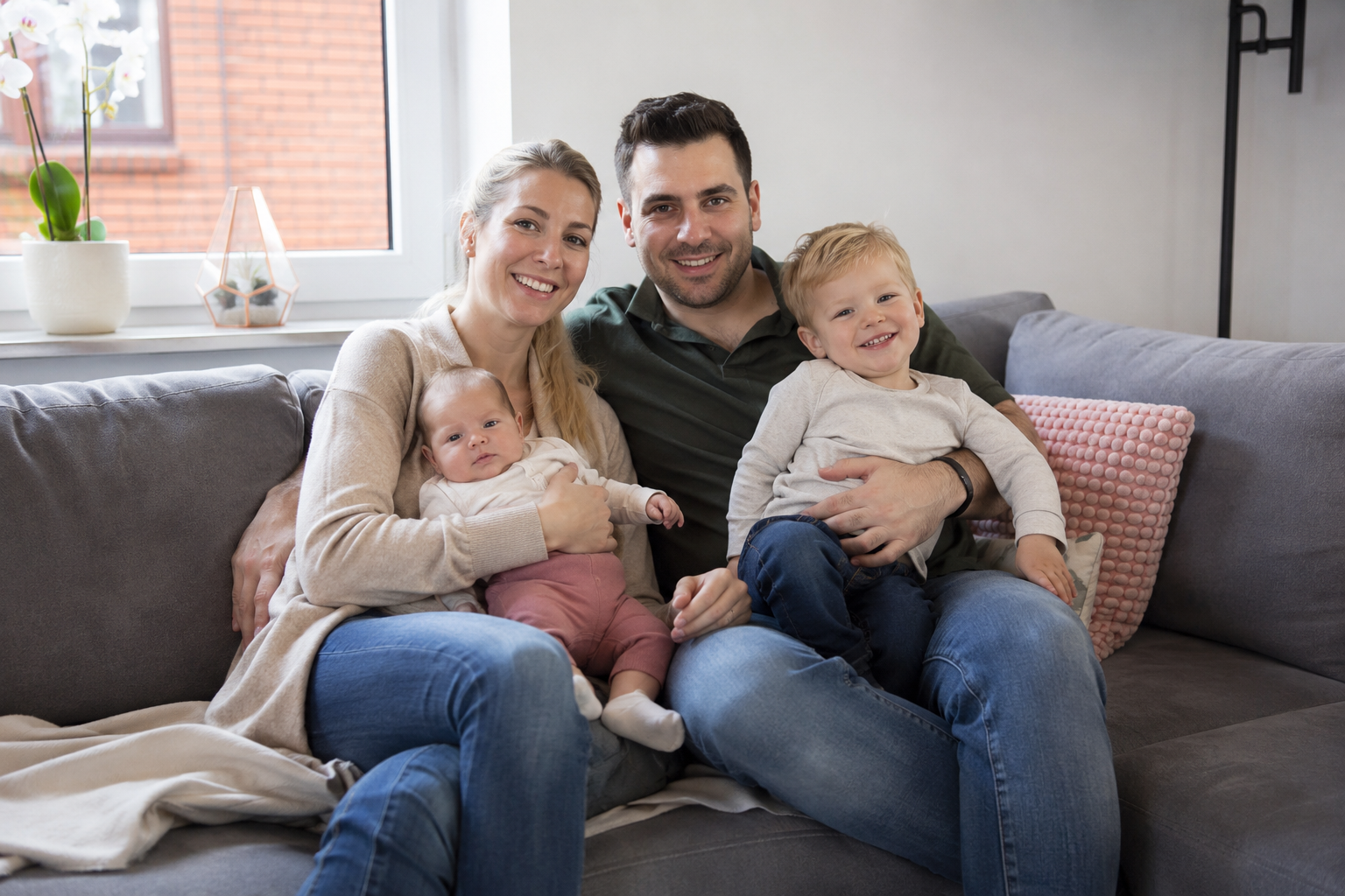 Junge Familie genießt eine unbeschwerte Zukunft